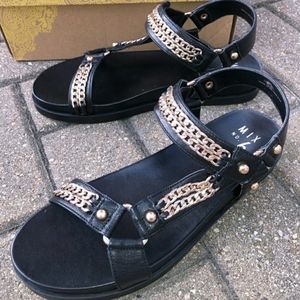 New women’s sandals